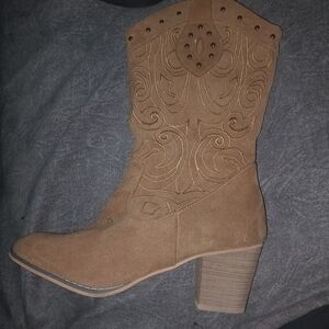 Chic Tan Heeled Boots with Embroidered Design
